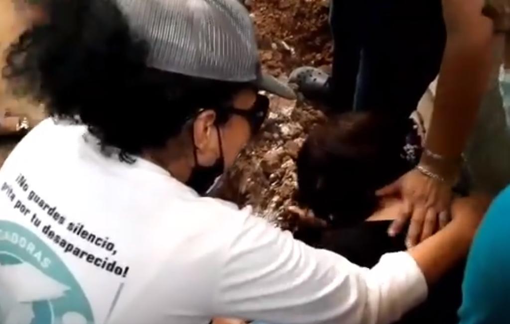 'Ahí está mija'; mujer encuentra los restos de su hijo en fosa clandestina de Sonora