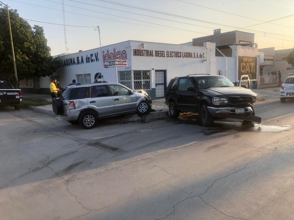 Chocan camionetas en el Centro de Torreón