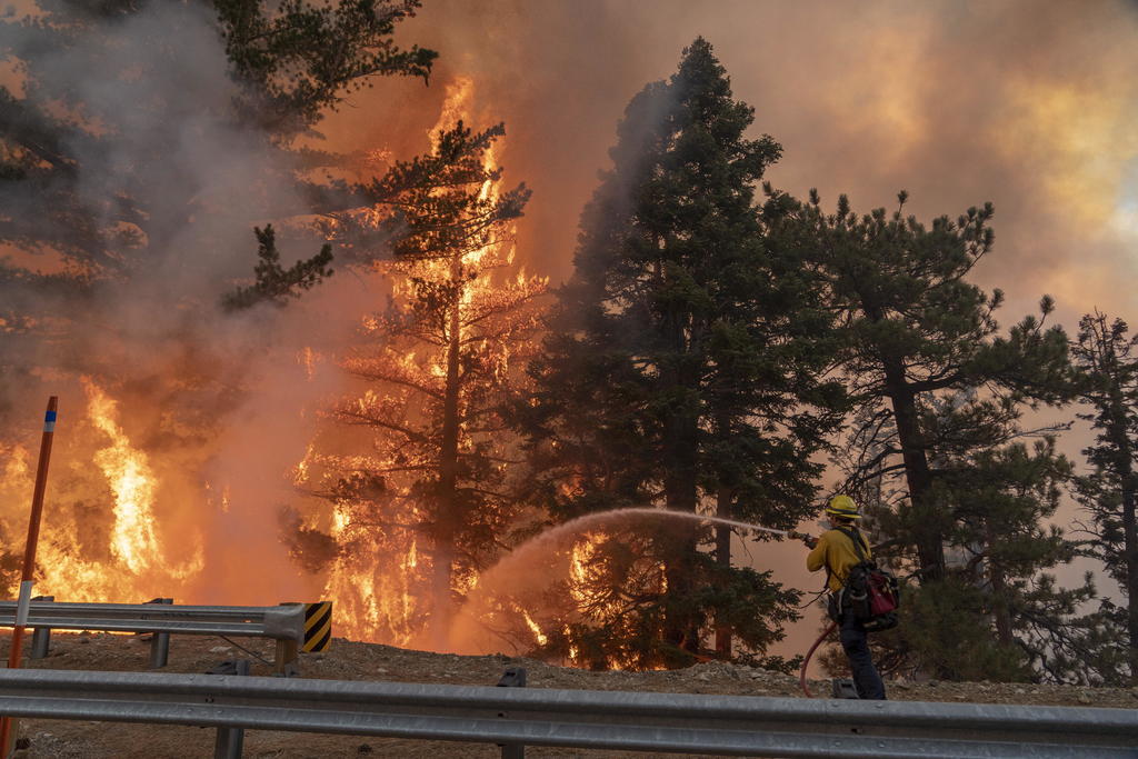 Amenaza incendio a más de mil casas en California