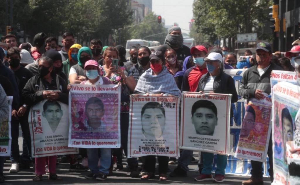 Padres de normalistas de Ayotzinapa inician movilizaciones por 6 años de desaparición