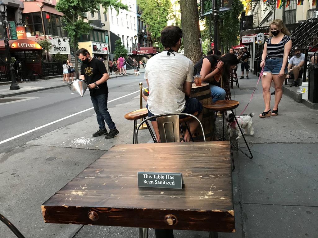 Permite Nueva York a los restaurantes servir en terrazas indefinidamente