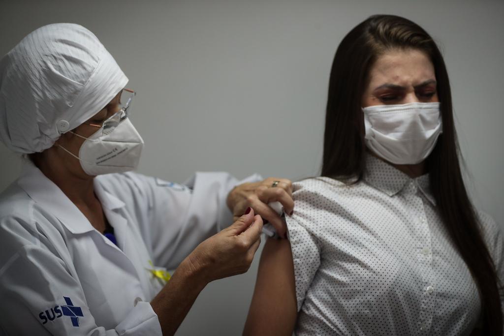 Brasil acumula 141,406 muertes por la pandemia de COVID-19
