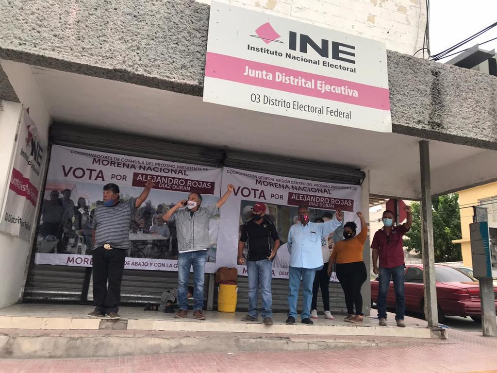 Militantes de Morena toman el INE en Monclova