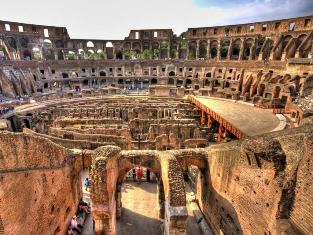 Turista es sorprendido tallando su nombre en el Coliseo romano