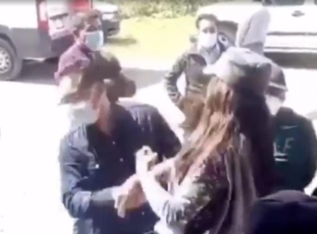 Mujer da cachetada a presidente municipal de Tlaxcala