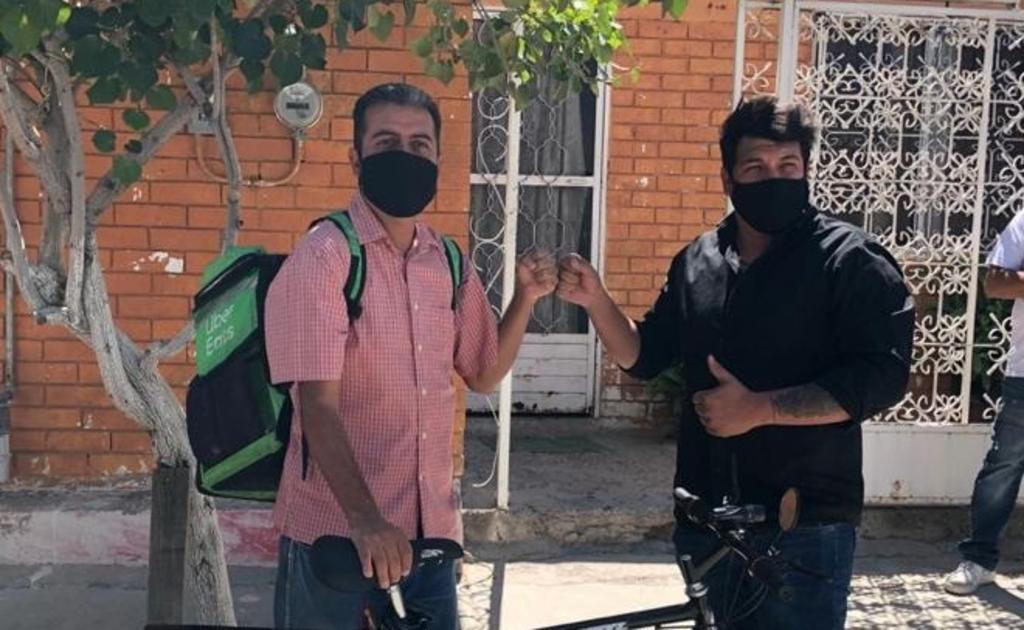 Entregan bicicleta a repartidor de Torreón tras viralizarse en redes sociales