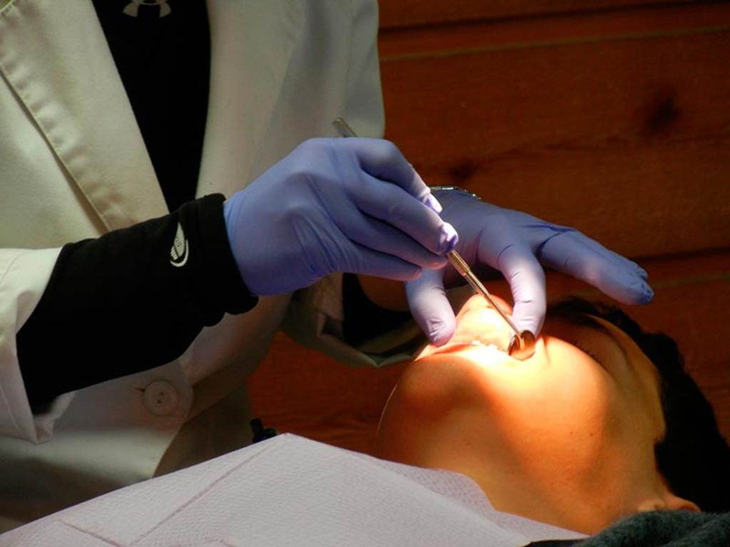 Clínica dental exige a paciente devolver la dentadura postiza que le colocaron
