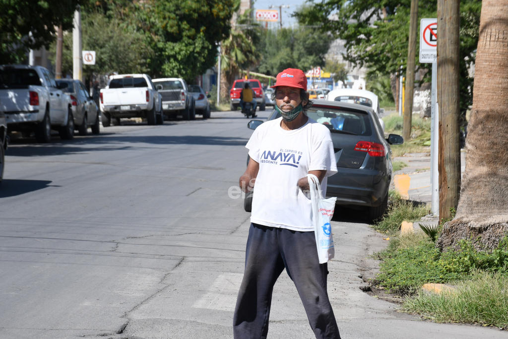 Pese a discapacidad, lagunero sale adelante ayudando al tránsito de Torreón