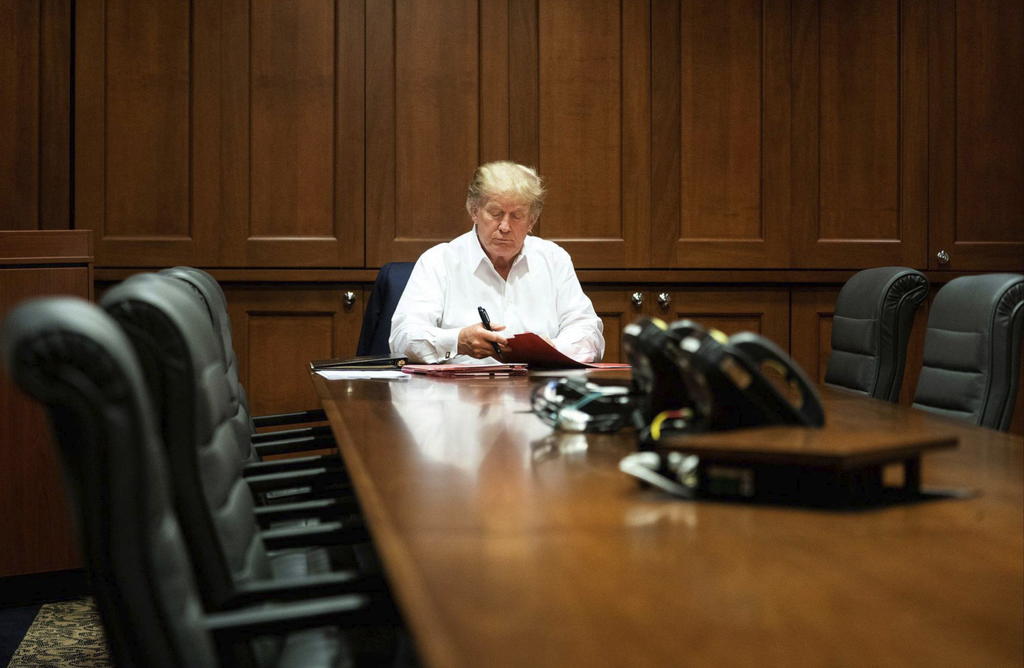 Si sigue mejorando, Trump podría ser dado de alta el lunes: médicos