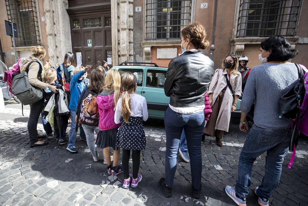 Aumento de casos en Italia no es culpa de las escuelas: ministra de Educación