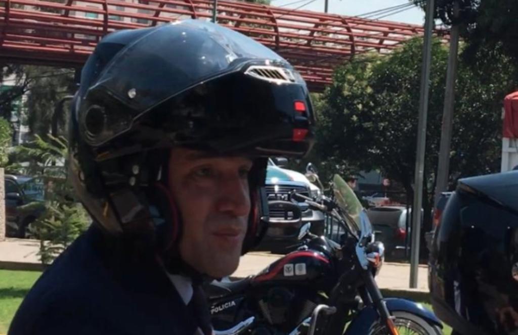 Arturo Herrera viaja en motocicleta tras evento de AMLO