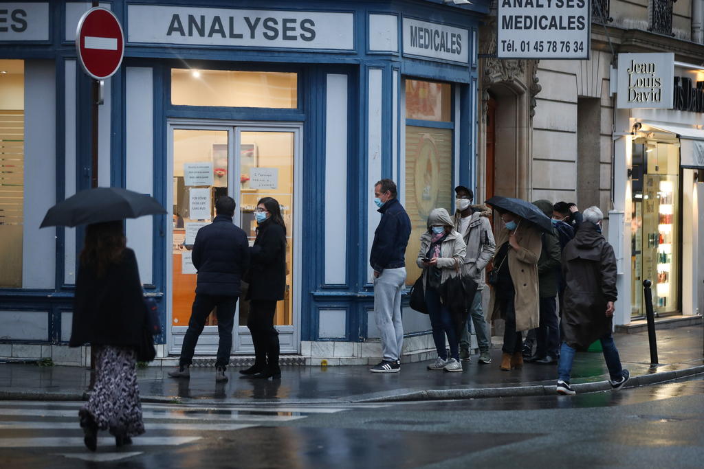 El número de contagios diarios se dispara en Francia hasta los casi 27 mil