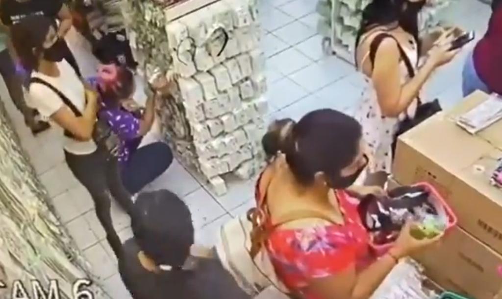 Captan a mujeres robando celular en centro de Monterrey