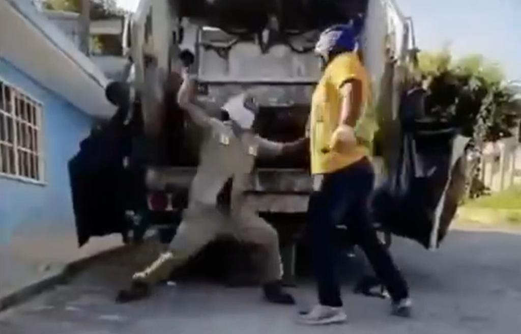 Escena de lucha libre protagonizada por recolectores de basura se vuelve viral