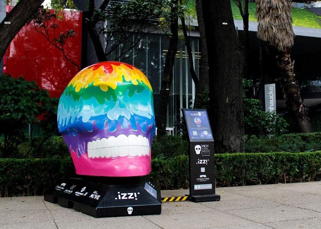 Cráneos callejeros anticipan la llegada de Día de Muertos en Ciudad de México