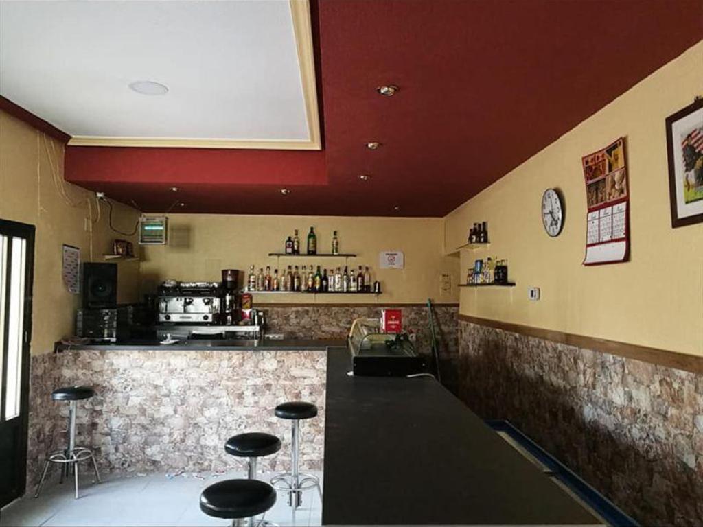 Pueblo español ofrece casa gratis a quien se haga cargo de su único bar