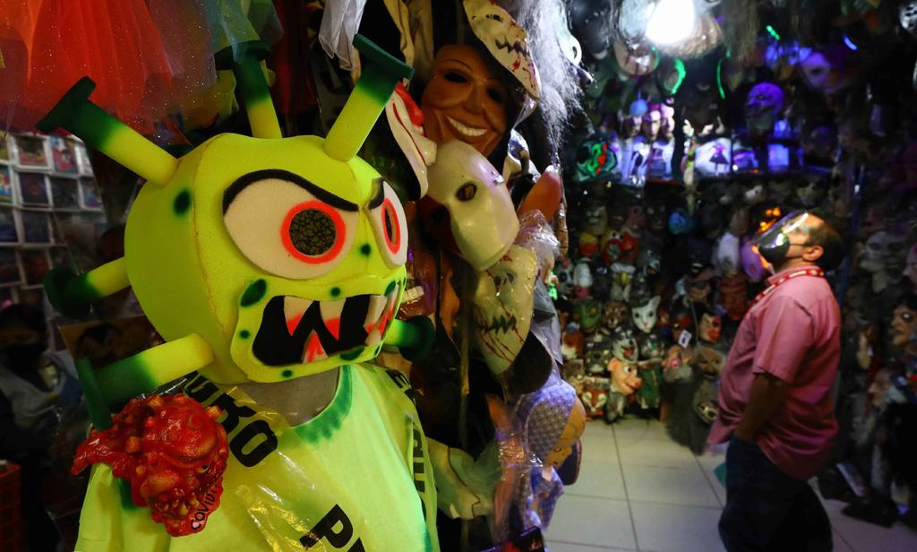 Llega 'COVID-19' a Mercado de Sonora para 'aterrorizar' con su disfraz
