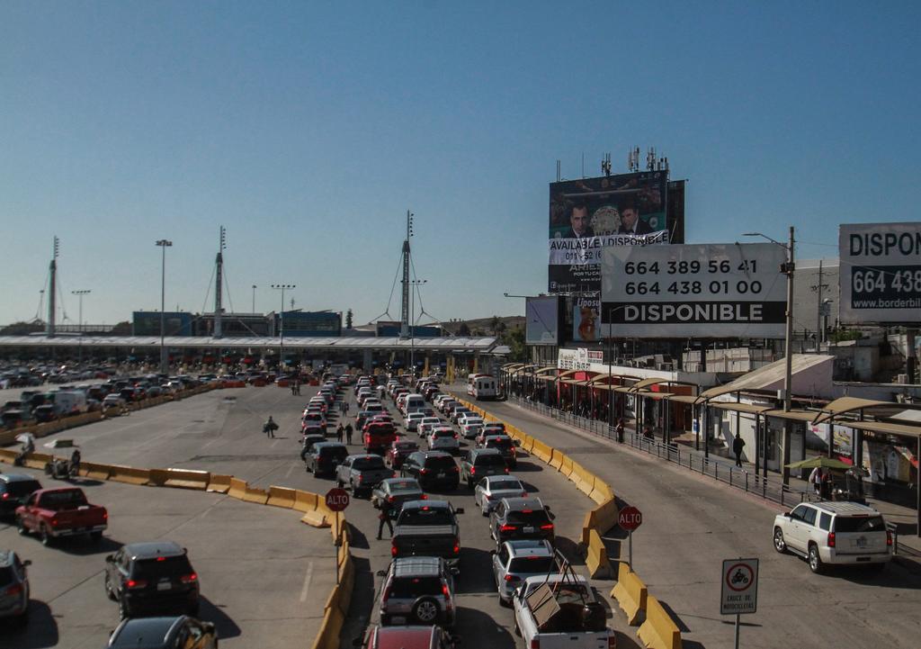 Extenderán restricciones a tránsito entre México y EUA hasta noviembre