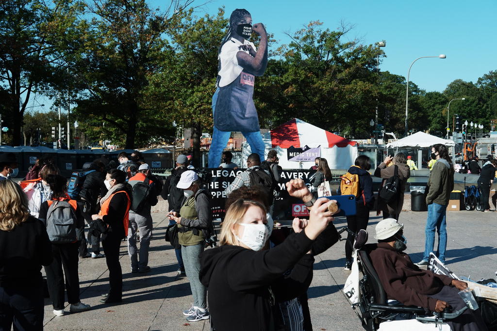 Protestan mujeres contra Coney Barrett en EUA