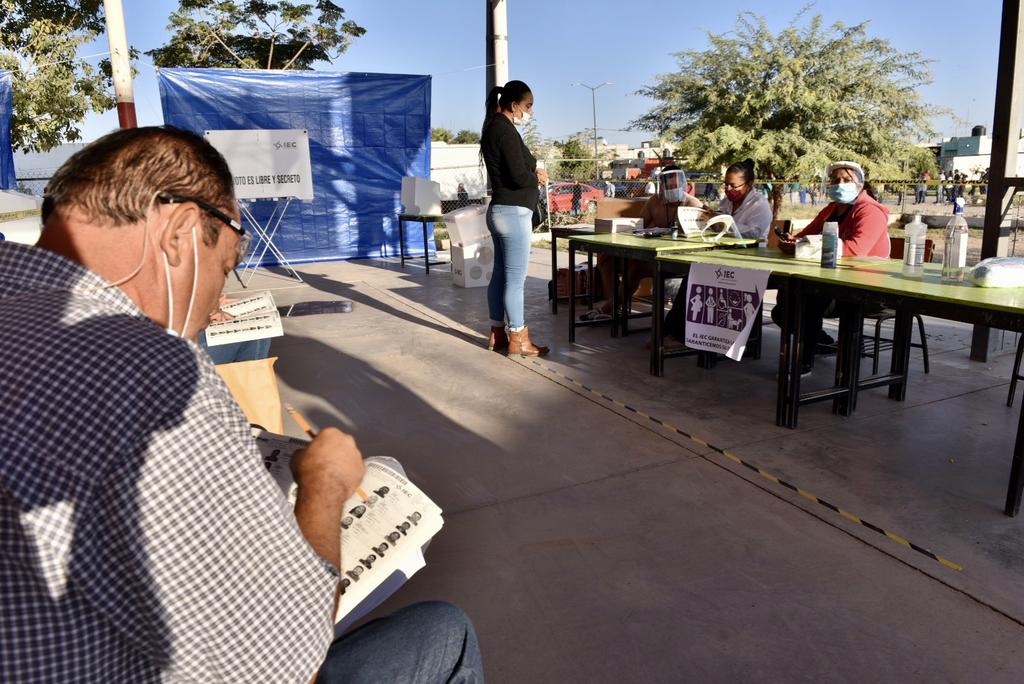 Pese alza en casos COVID, acuden votantes a comicios en Coahuila