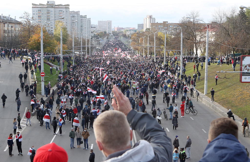 Detienen a manifestantes en marcha contra Lukashenko en Minsk