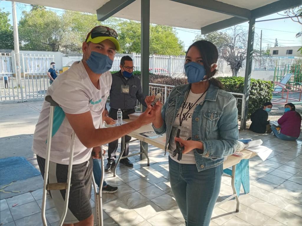 Tras accidente automovilístico, candidato sale del hospital para votar en Monclova