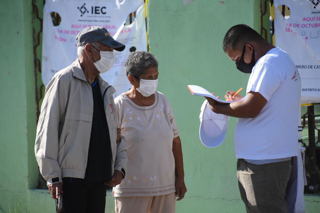 Adultos mayores y discapacitados salen a votar en Monclova