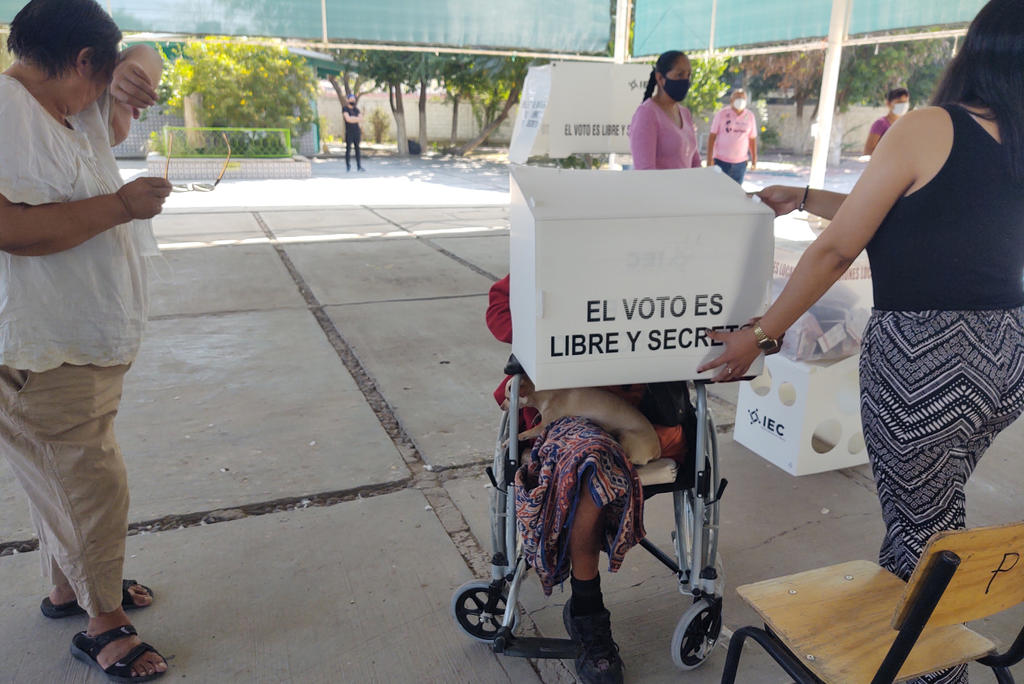 Utilizan mamparas móviles para facilitar votación a ciudadanos en Torreón