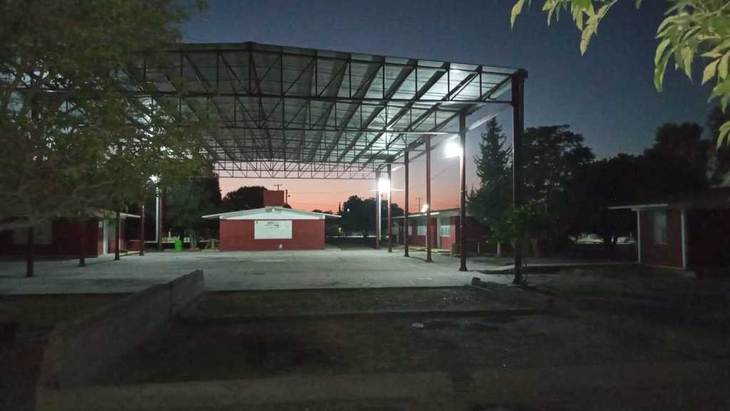 Rehabilitan luminarias de escuela vandalizada en Madero
