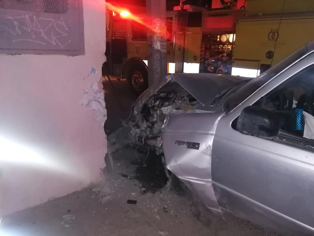 Conductora impacta su camioneta contra una vivienda en Gómez Palacio