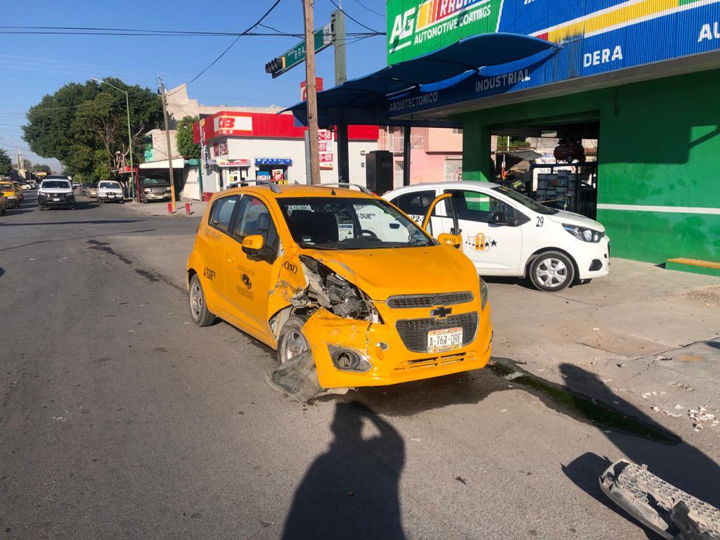 Choque en el Centro de Torreón deja daños por 25 mil pesos