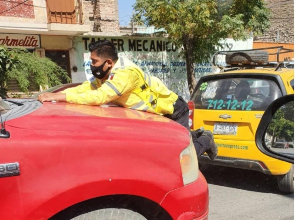 Denunciarán a chofer que impactó a elementro de Tránsito en Torreón