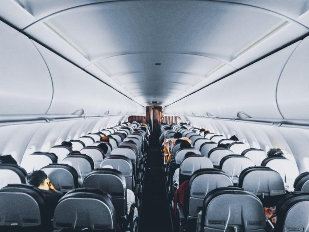 Pasajera muere de coronavirus dentro de un avión a punto de despegar