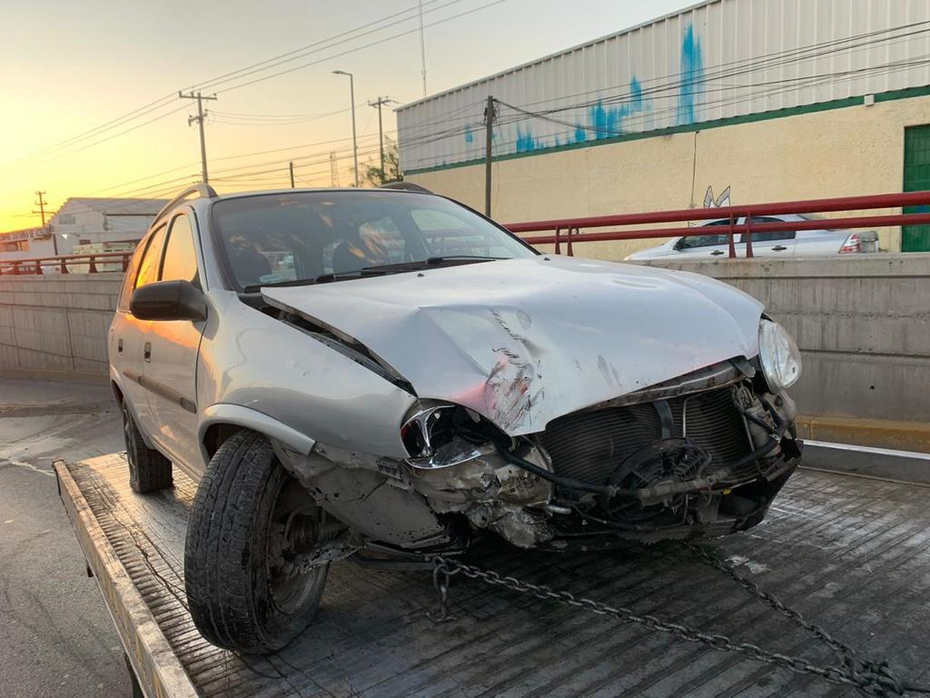 Revienta llanta de su auto y se impacta contra camellón central en Torreón