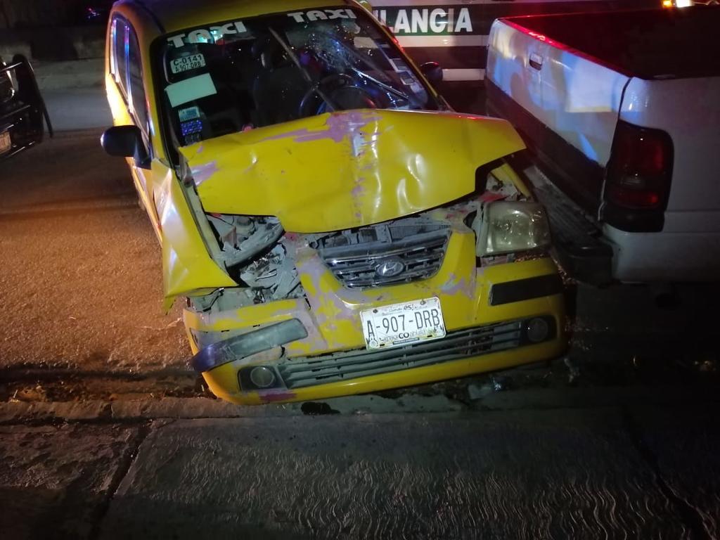 Taxista ebrio se queda dormido y choca contra camioneta en Torreón