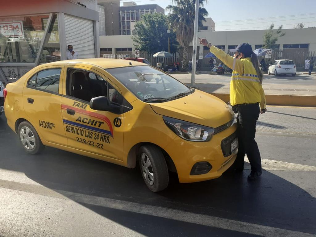 Taxista en Torreón intenta arrollar a elementos de Tránsito y Vialidad