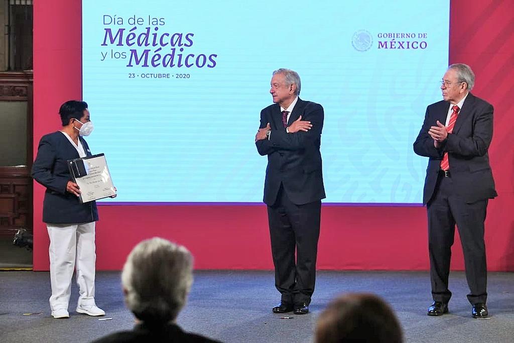Emite AMLO decreto para establecer el Día del Médico en México