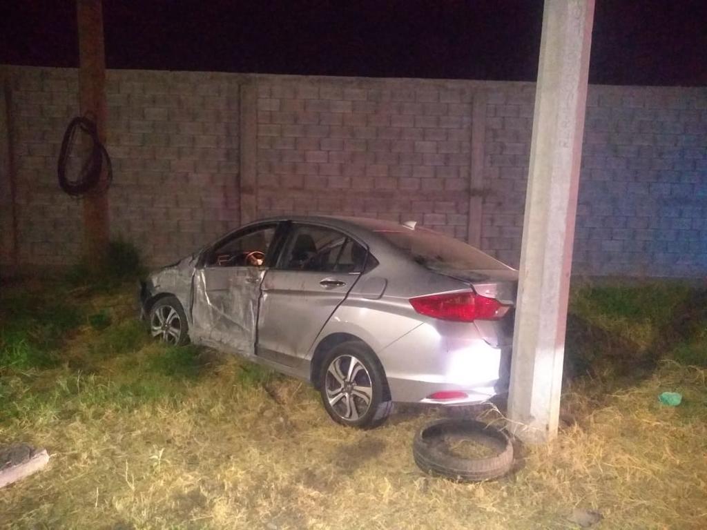 Automovilista se impacta contra poste en Torreón