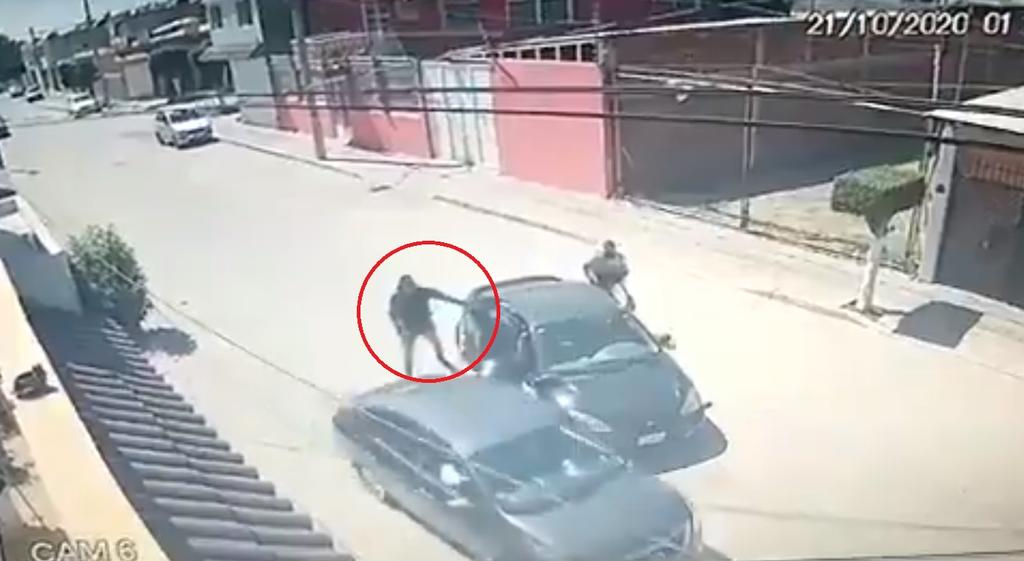 VIDEO: Conductor escapa de tres presuntos asaltantes en León