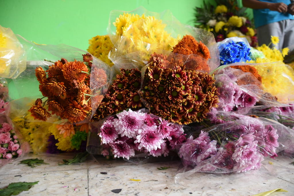Acercan venta de flores a zona urbana de Torreón ante cierre de panteones