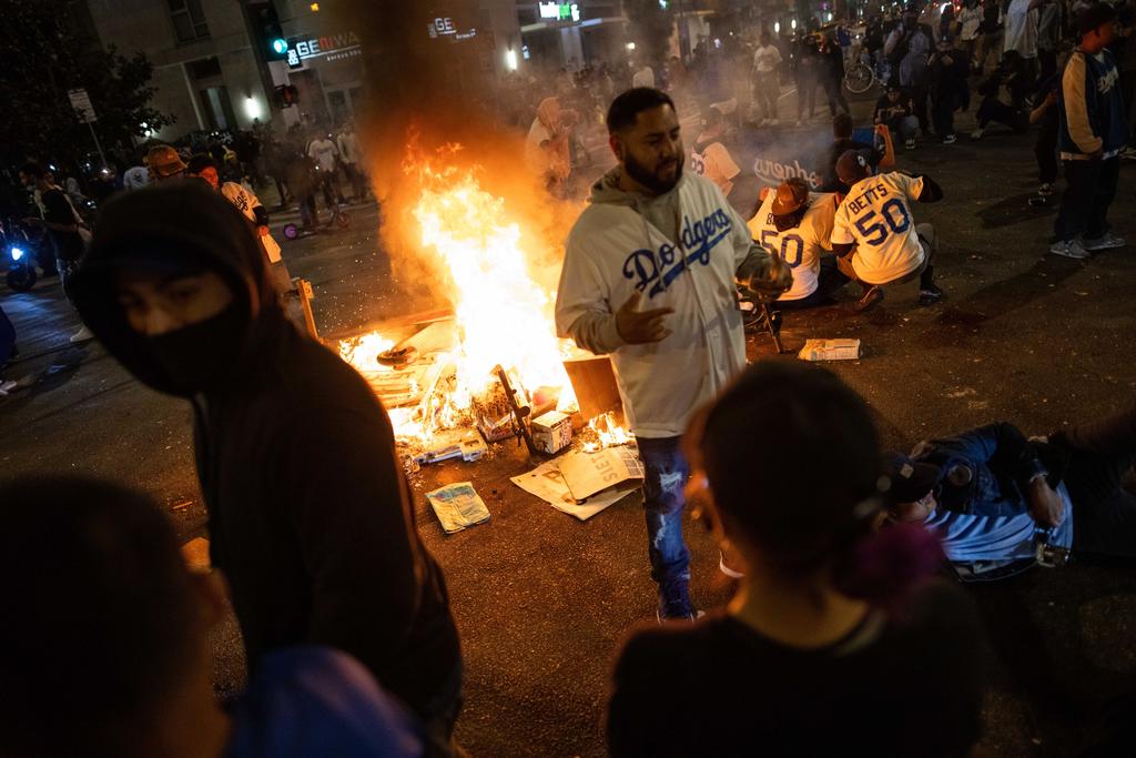 Afición de Dodgers se olvida de la pandemia ante gran celebración