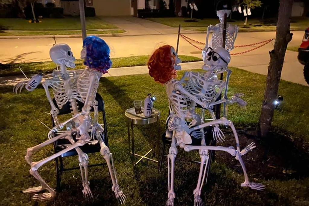 Piden retirar polémica decoración de Halloween con esqueletos