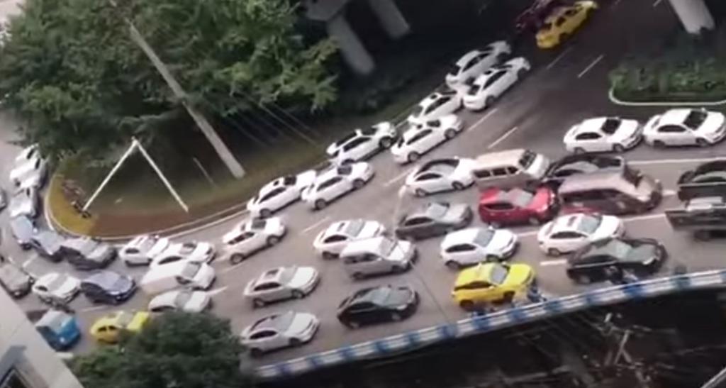 Lluvia de dinero provoca caos vial en China