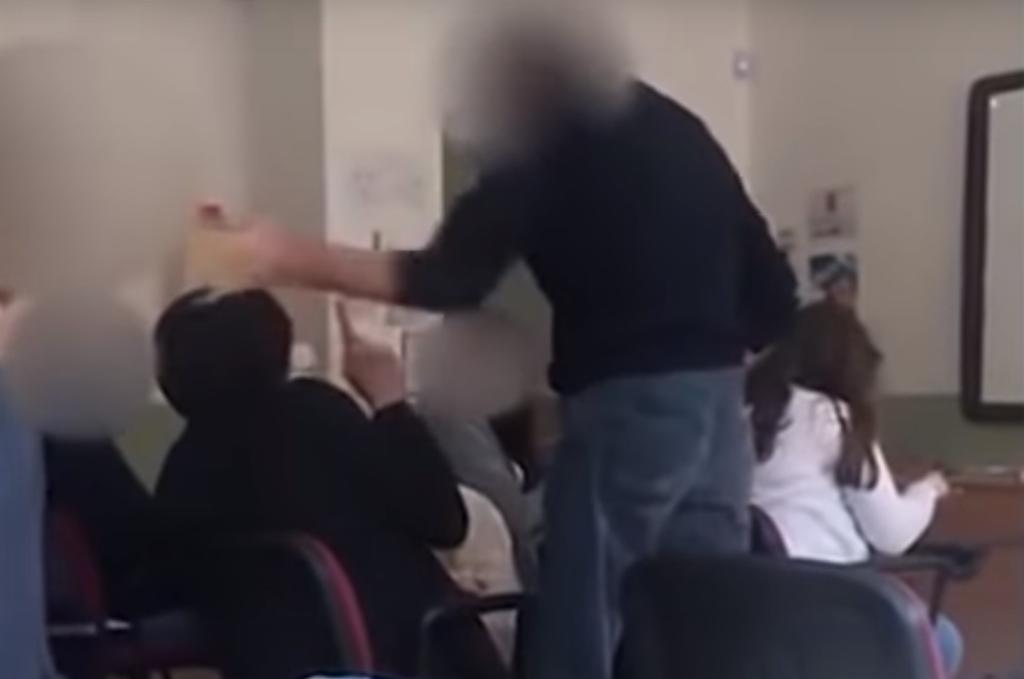 Suspenden a profesor que golpeó a alumno por 'no usar cubrebocas'