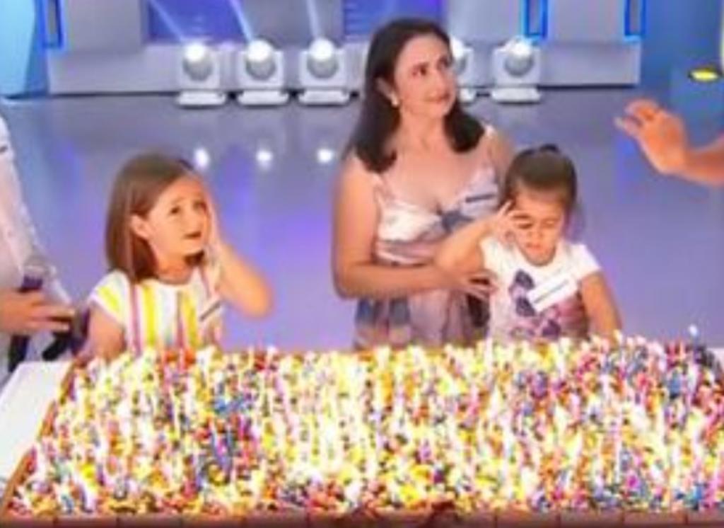 Ahora si soplale', sorprenden a niña viral con 500 velitas en pastel
