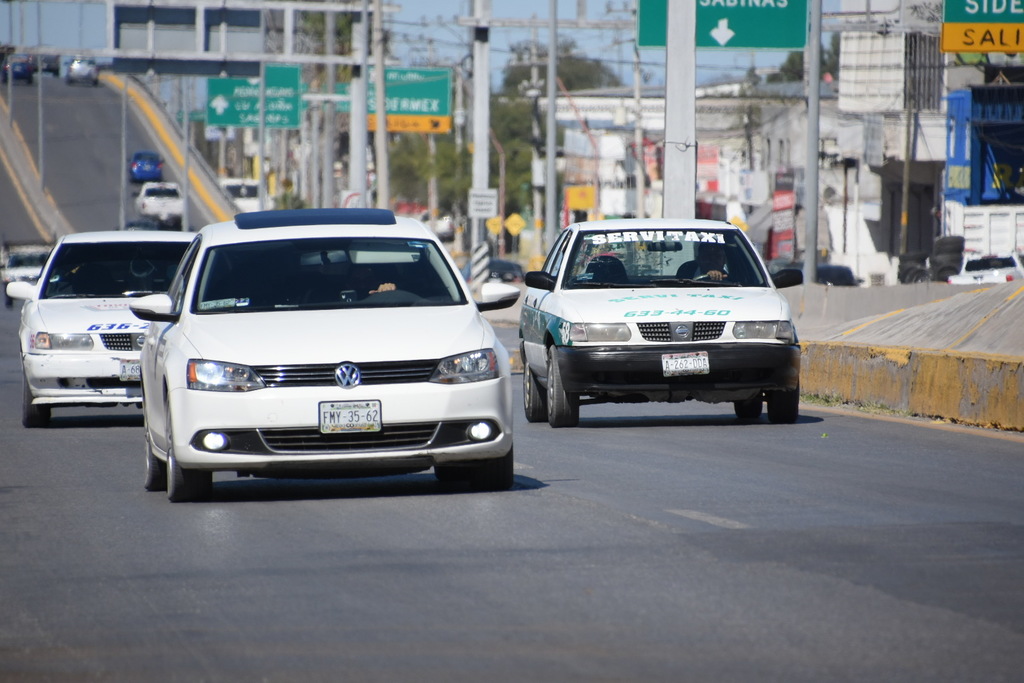 Advierten taxistas en Monclova de confrontación contra las apps