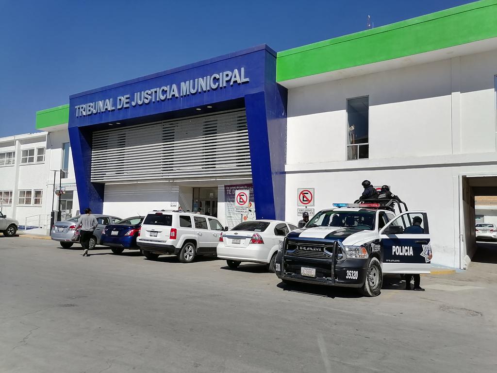 Ebrio al volante se pasa alto en Torreón y choca contra camioneta