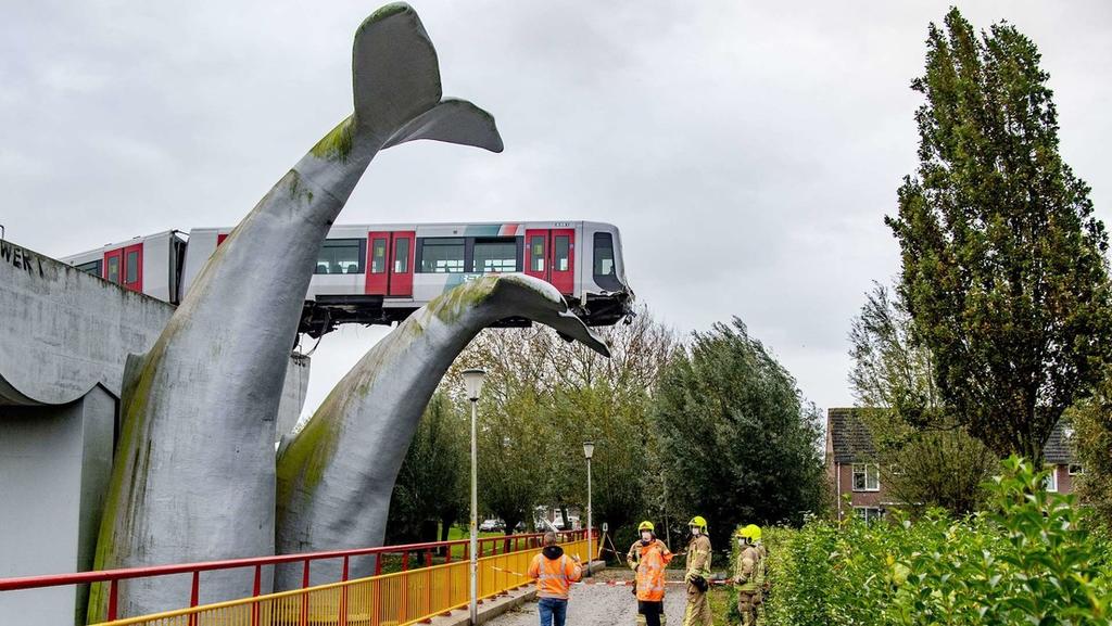 Tren llega al fin de la vía y se estrella contra la escultura gigante de una ballena