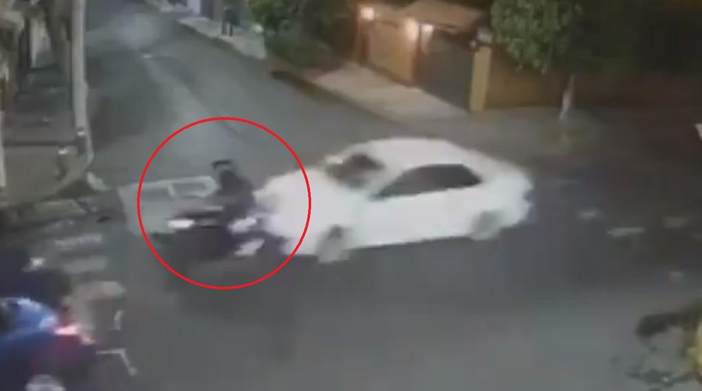 Automóvil embiste y atropella a motociclista en la Ciudad de México