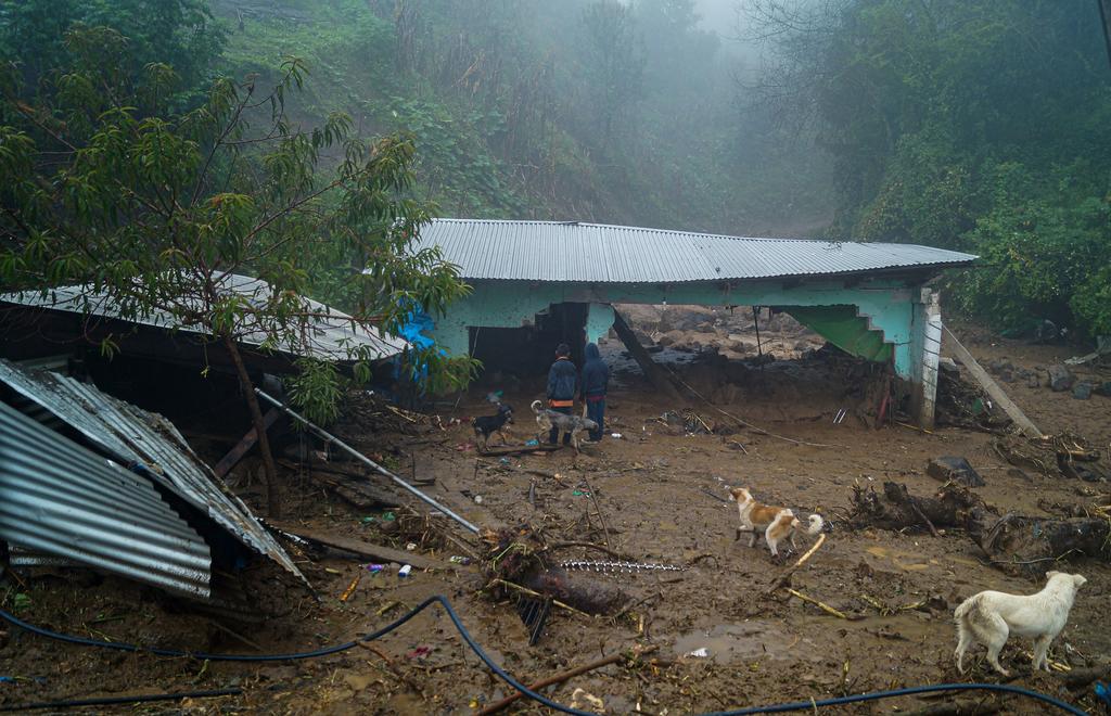 Piden a damnificados 'no dejarse manipular' tras inundaciones en Tabasco